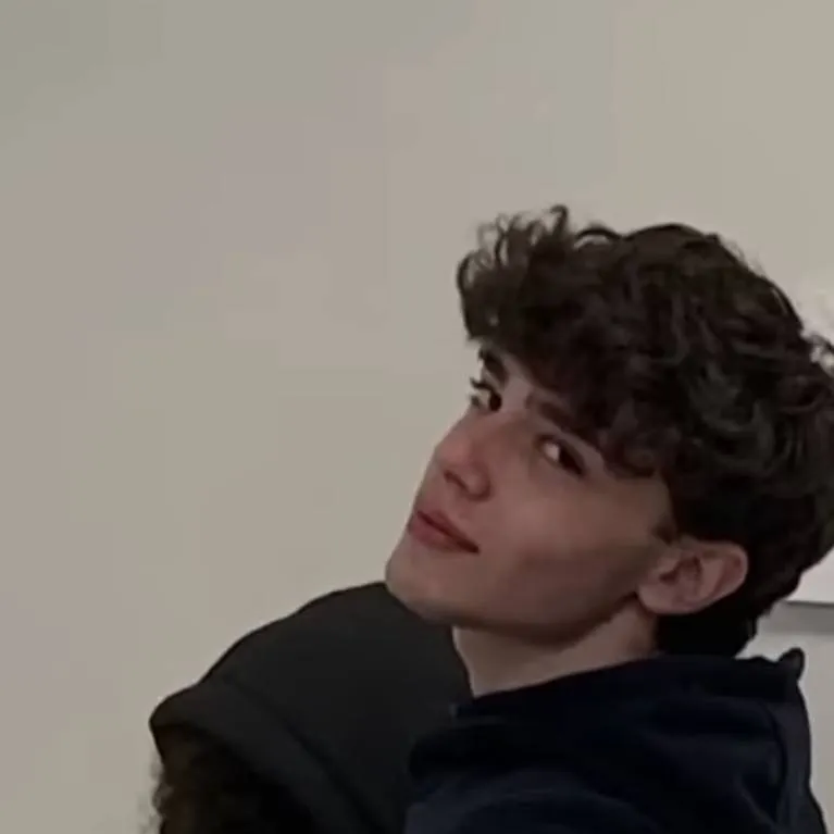 chat with ai character: Maxe