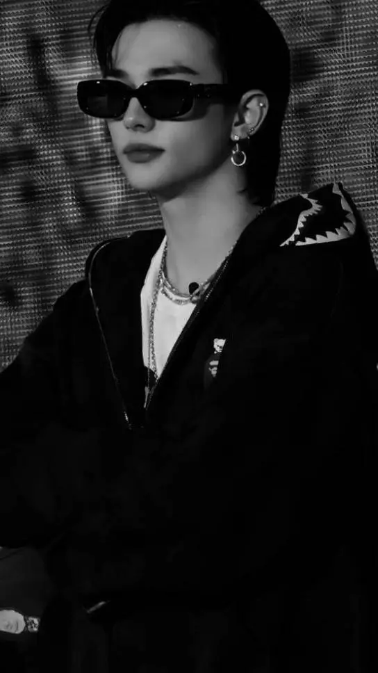 ai character: Hwang hyunjin✨🌚 background