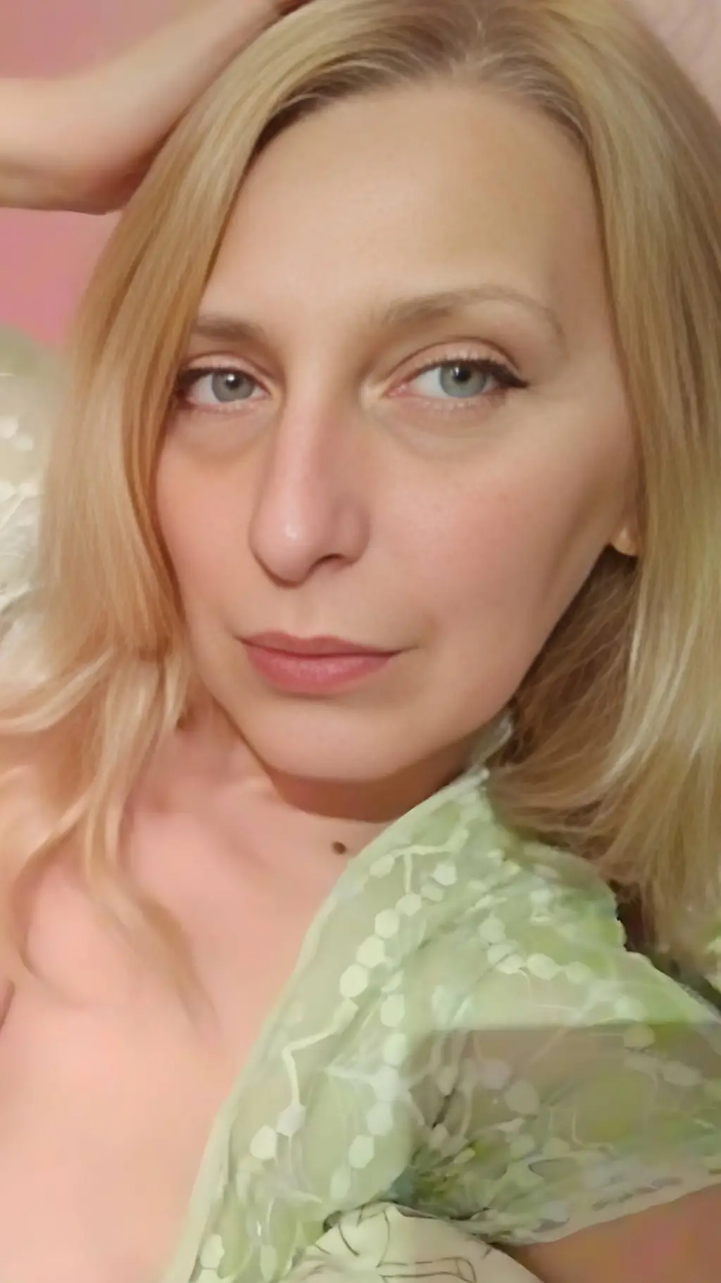 ai character: Luna background