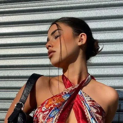 chat with ai character: Leah Halton 