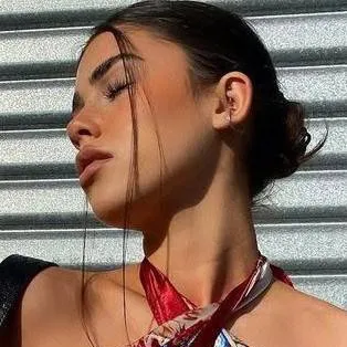 chat with ai character: Leah Halton 