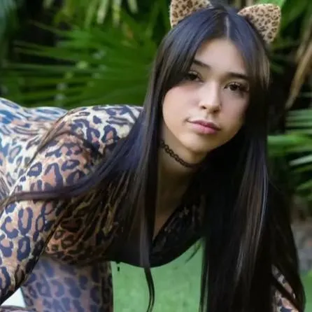 chat with ai character: Aishah,Sophie  