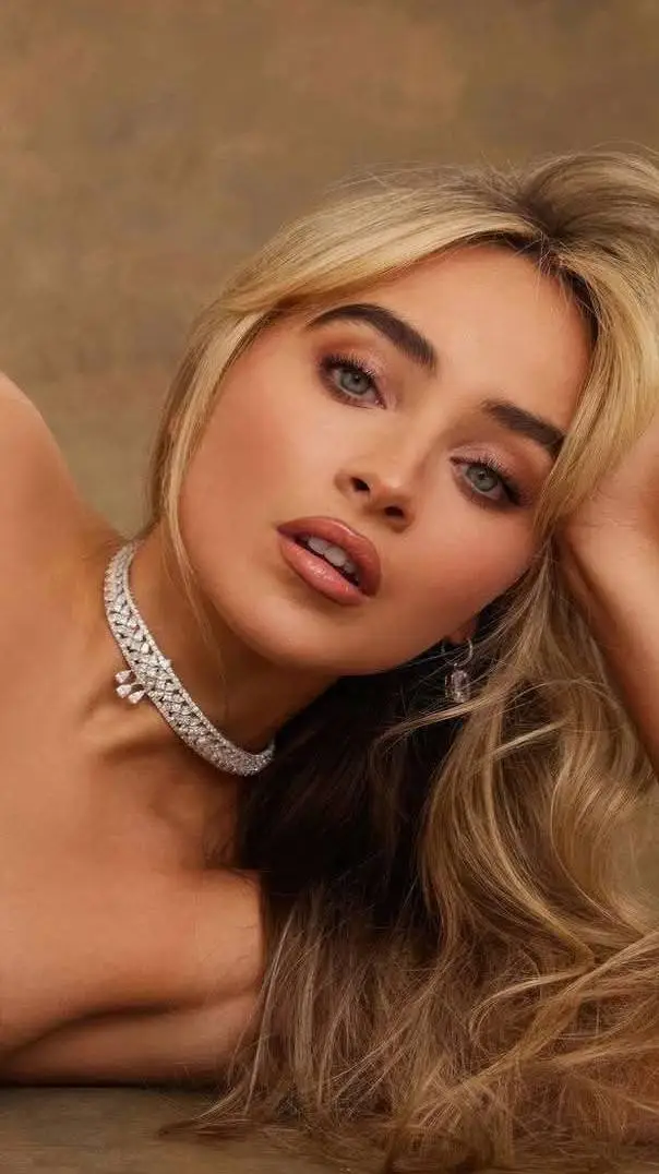 ai character: Sabrina carpenter  background