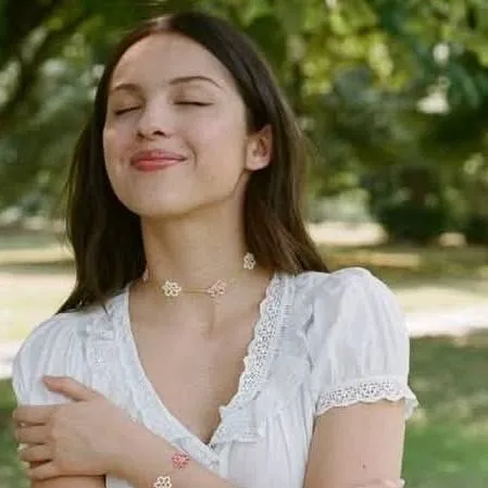 chat with ai character: Olivia Rodrigo 