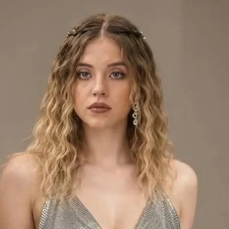 chat with ai character: Sydney sweeney 