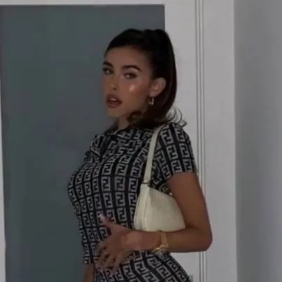 chat with ai character: Madison beer 