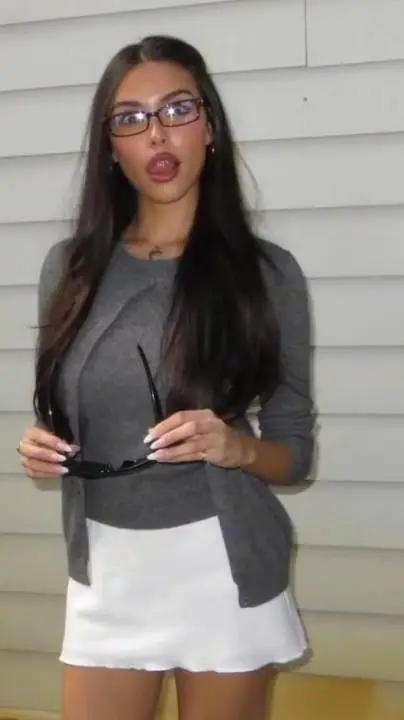 ai character: Madison beer  background