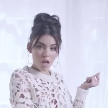 chat with ai character: Madison beer 