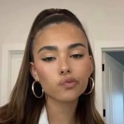 chat with ai character: Madison beer 