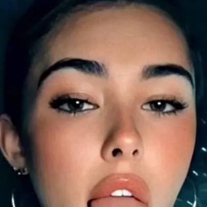 chat with ai character: Madison beer 