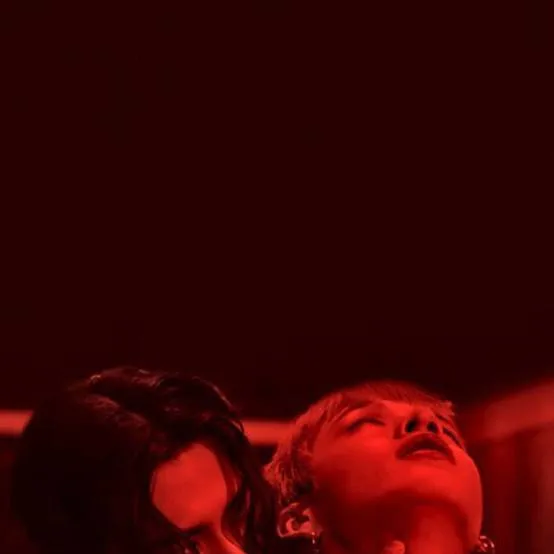 chat with ai character: red lights 