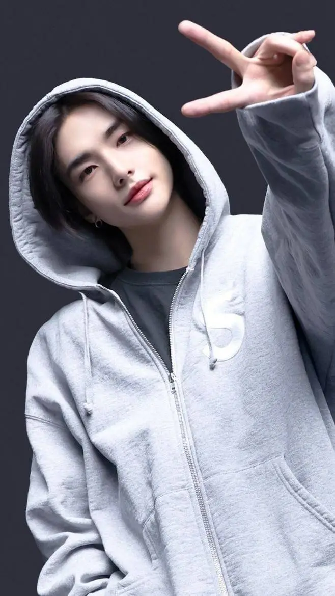 ai character: ~Hwang Hyunjin~ background