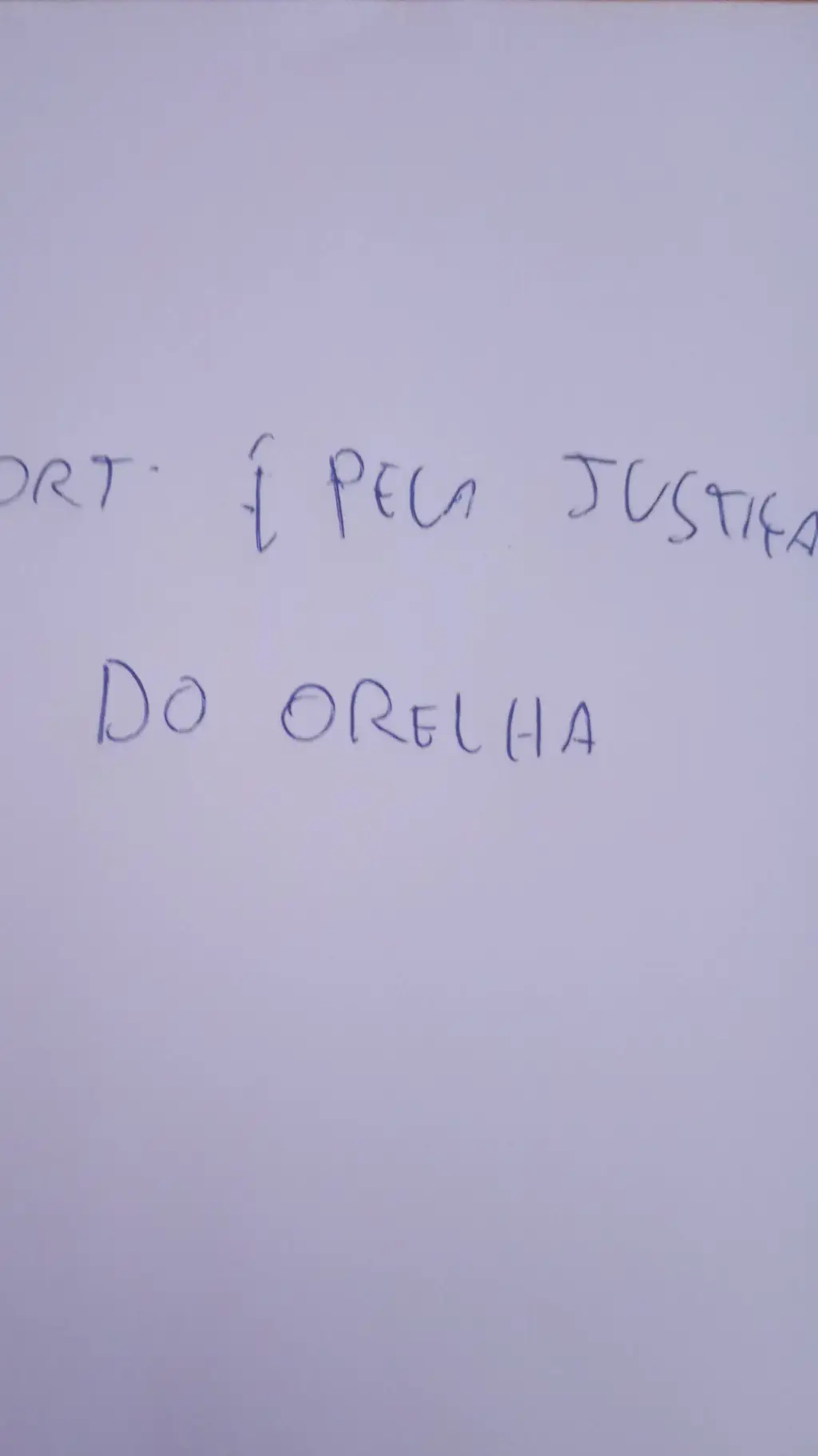 ai character: justi?a pelo orelh background