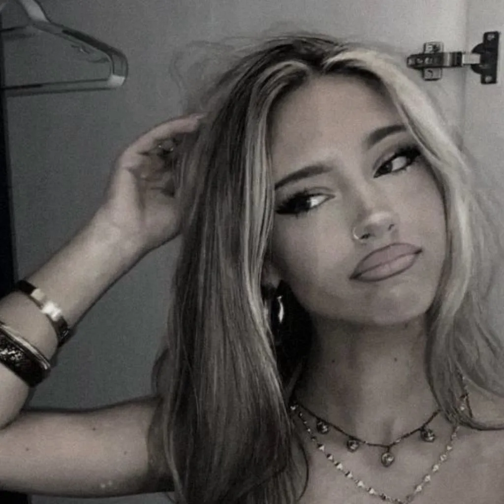 chat with ai character: Ava