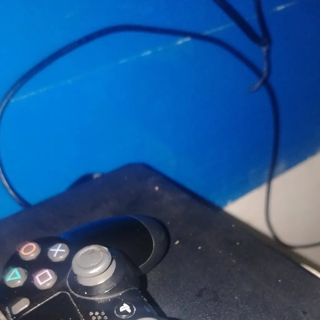 chat with ai character: Ps4 se va😢😢😢