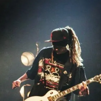 chat with ai character: Tom Kaulitz 