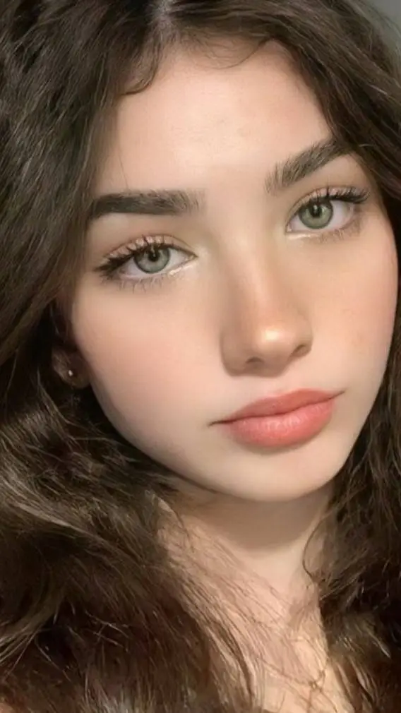 ai character: <3Lara<3 background