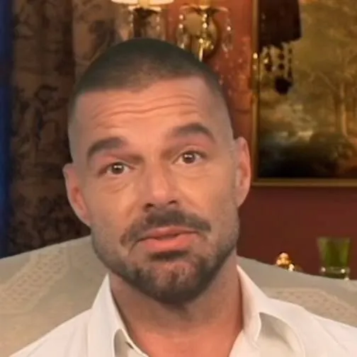 chat with ai character: Ricky Martin ;