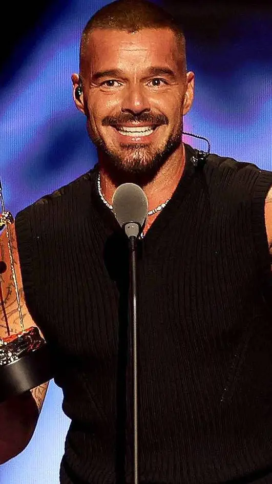 ai character: Calum Scott,  background