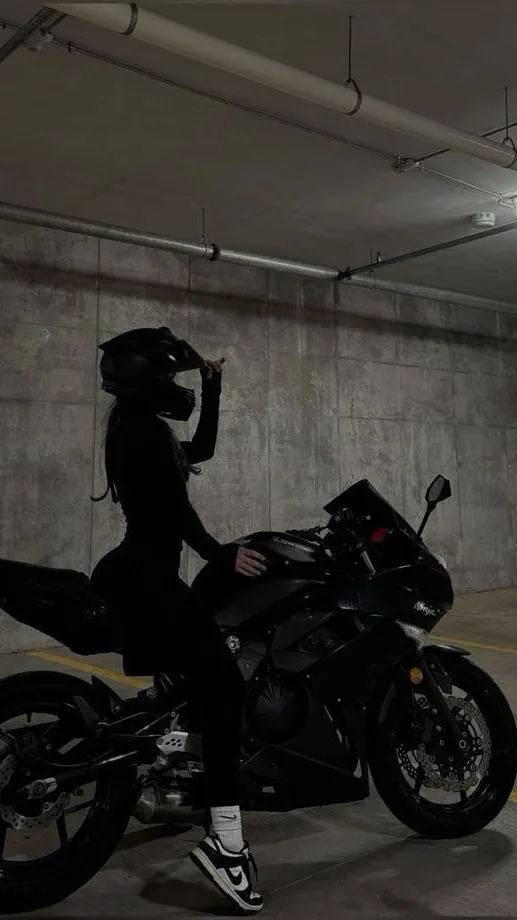 ai character: Mia  background