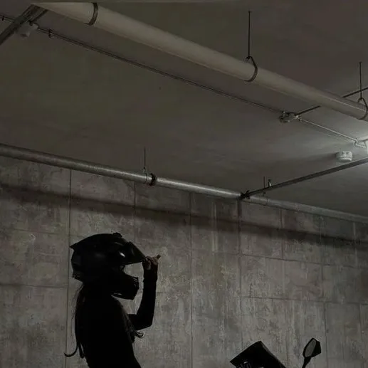 chat with ai character: Mia 