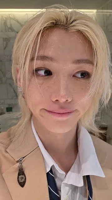 ai character: Hyunlix 🥟🐣 background