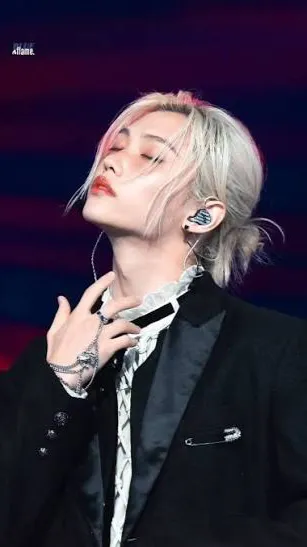 ai character: 『𝓕𝓮𝓵𝓲𝔁』 background