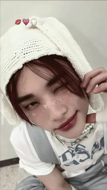 ai character: Comfort Hyunjin ᰔ background