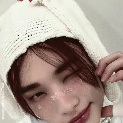 chat with ai character: Comfort Hyunjin ᰔ
