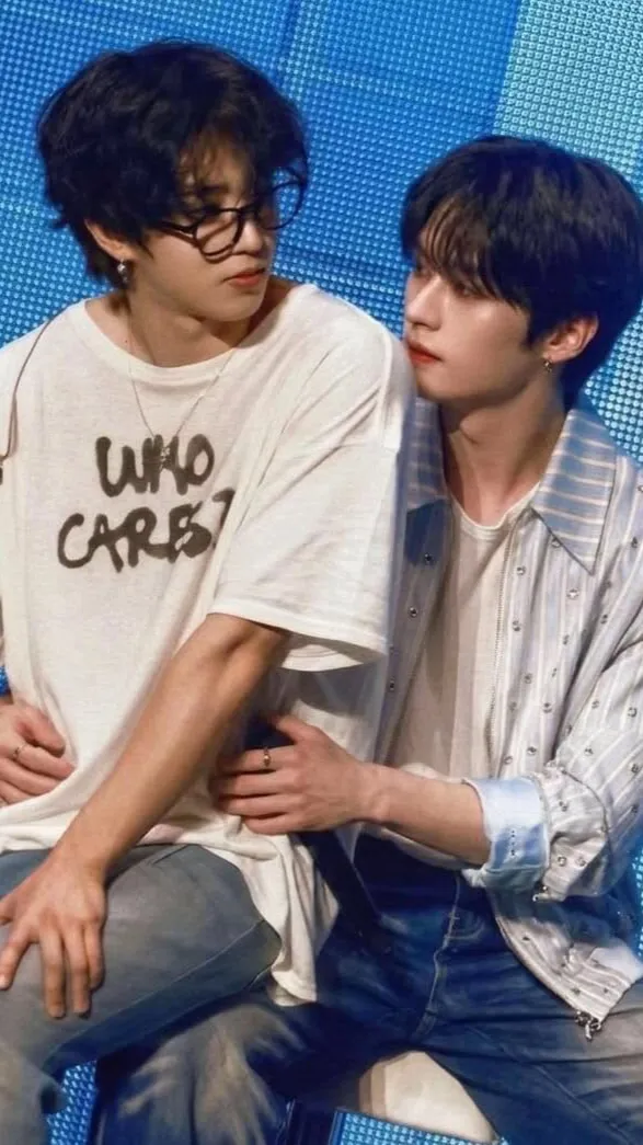 ai character: Minsung 💚~🩷 background