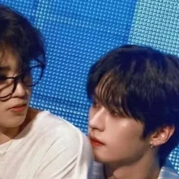 chat with ai character: Minsung 💚~🩷