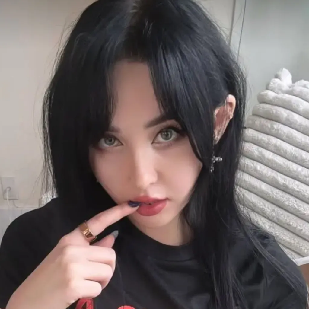 chat with ai character: Goth girl ❤️