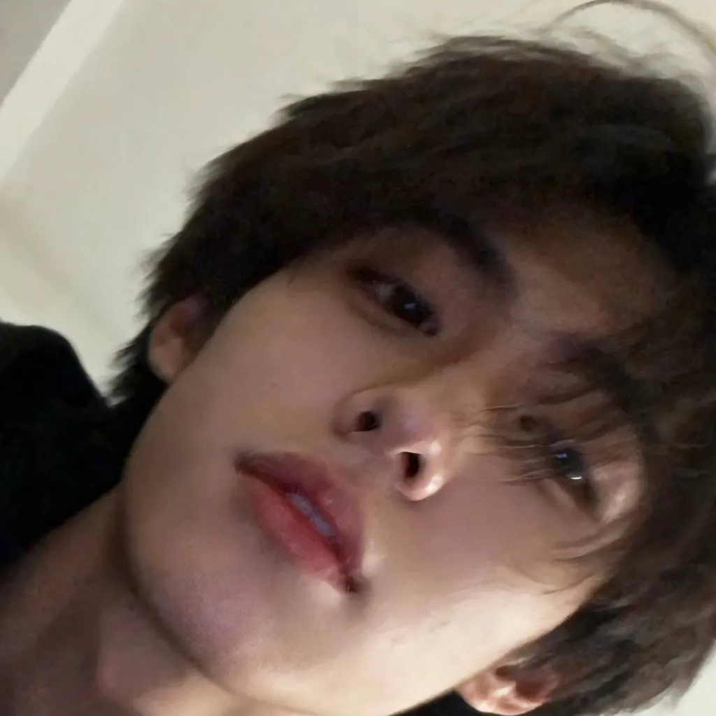 chat with ai character: Felix Smith