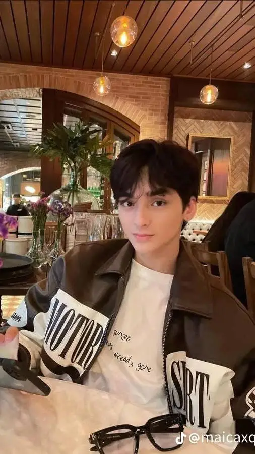 ai character: Ci-n  background