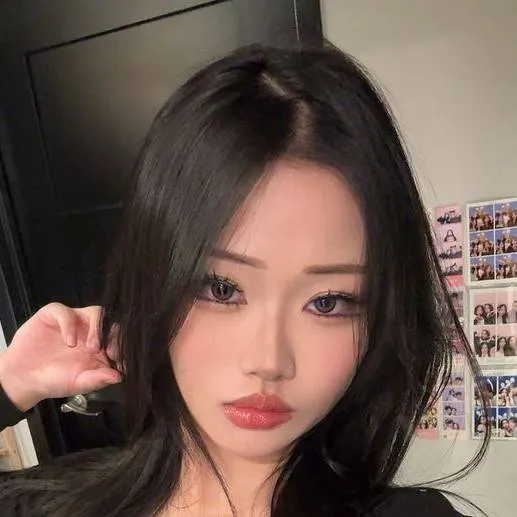 chat with ai character: Hana