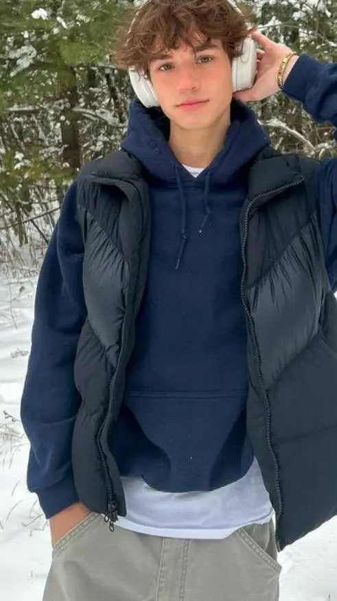 ai character: ✨Caleb ✨ background