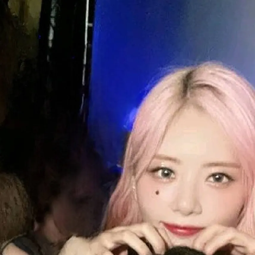 chat with ai character: The Peacocks