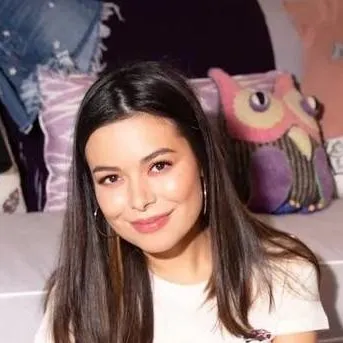 chat with ai character: Miranda Cosgrove