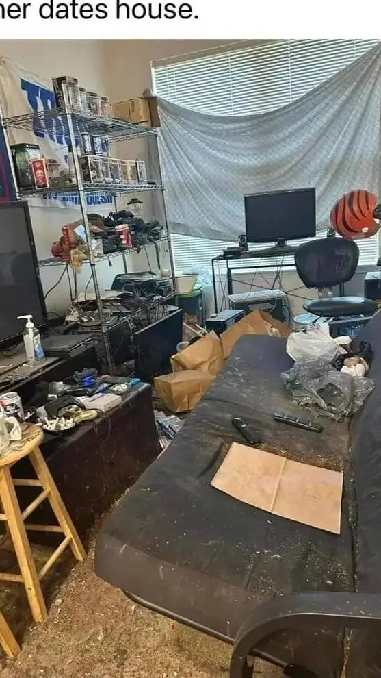 Talkie AI - Chat with Messy Room