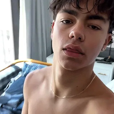 chat with ai character: Malachi barton 