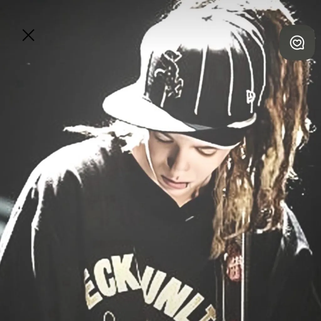 chat with ai character: Tom kaulitz