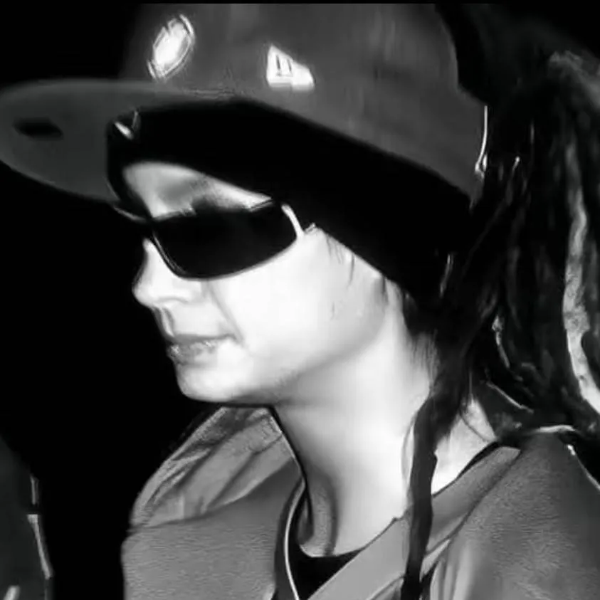 chat with ai character: Tom Kaulitz 🇩🇪