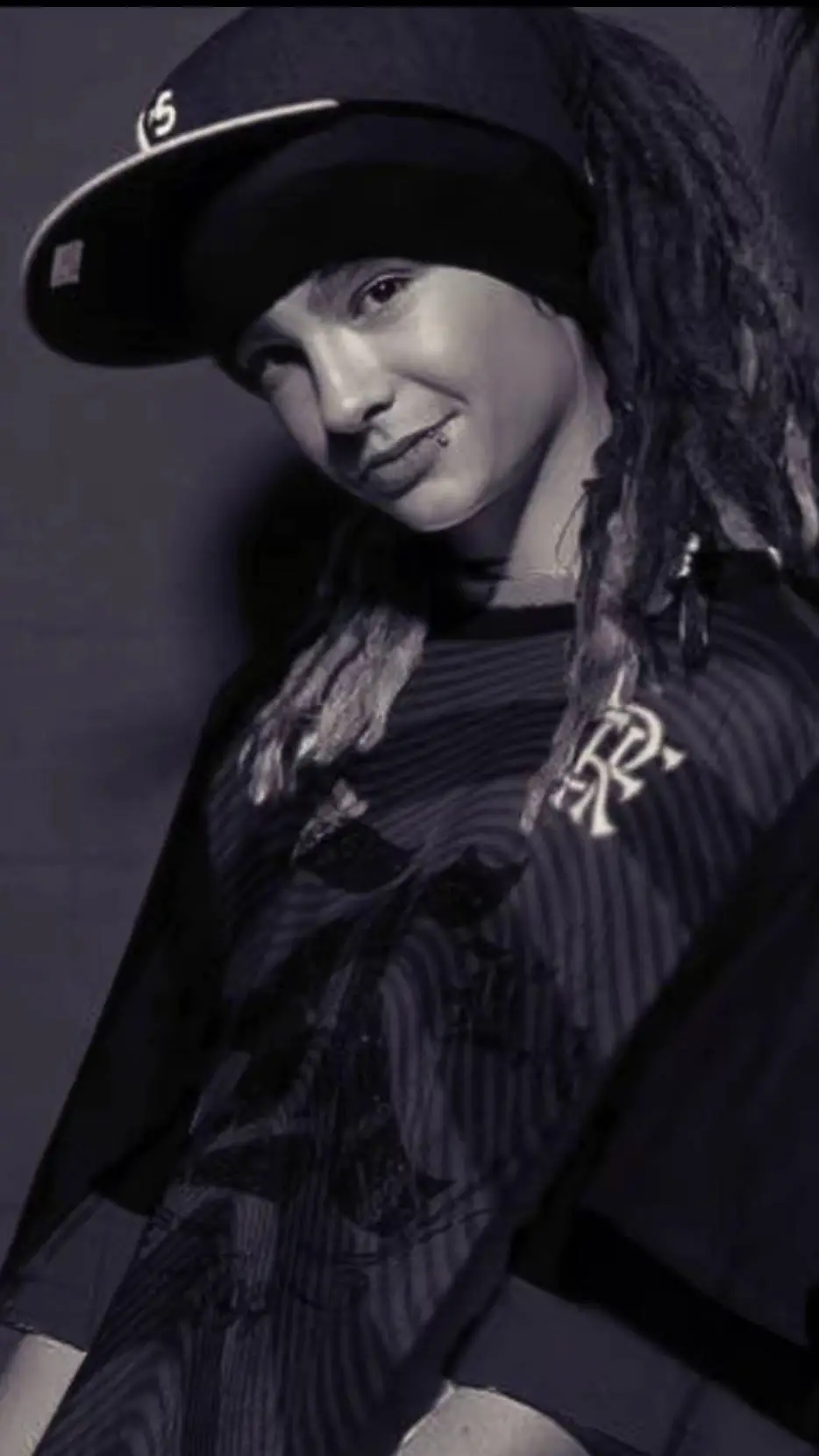ai character: Tom Kaulitz 🇩🇪 background