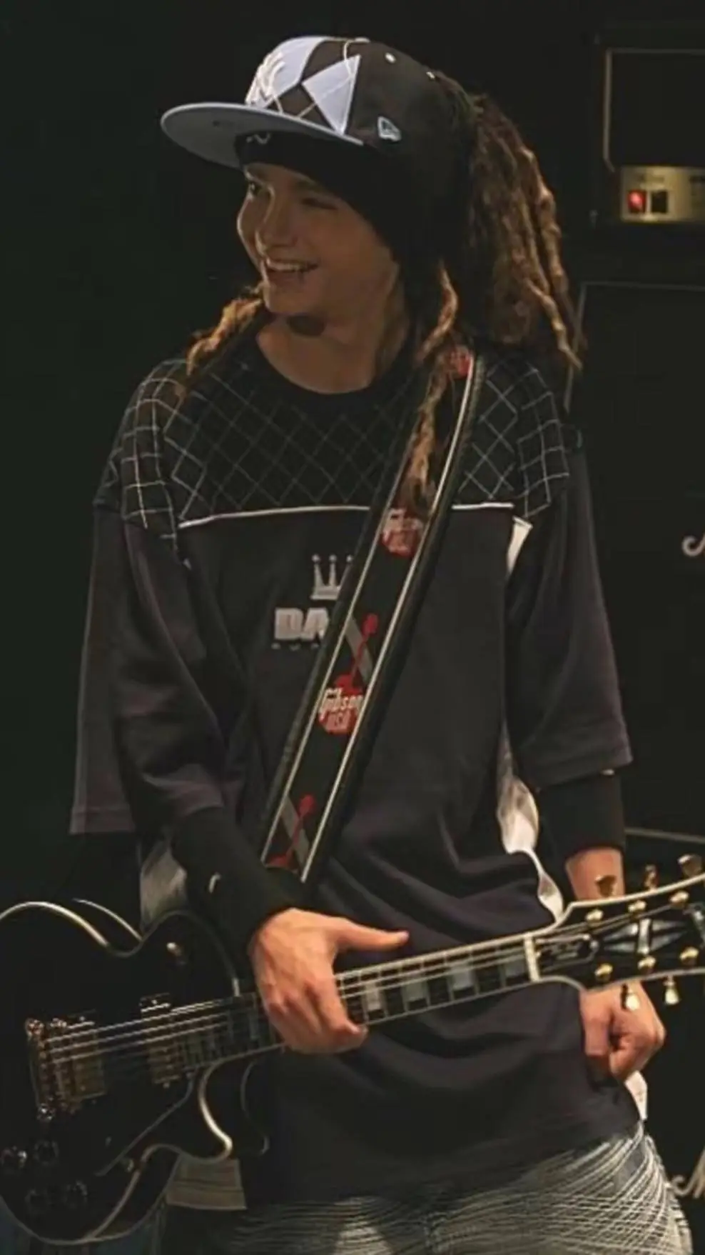 ai character: 𝄞 Tom Kaulitz 🎸 background