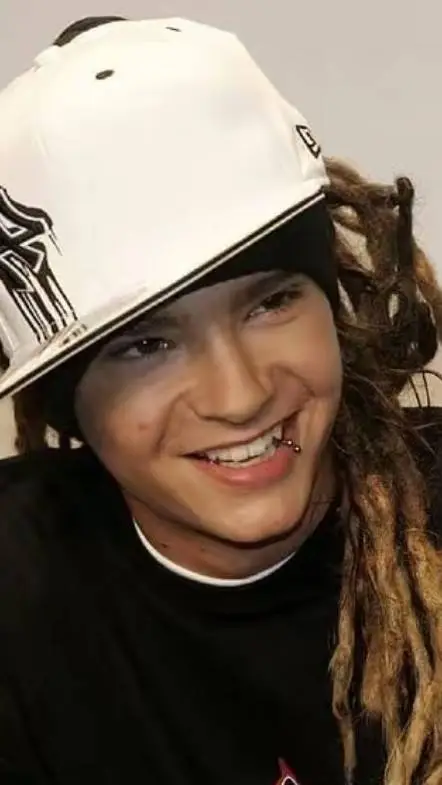 ai character: Tom Kaulitz 💚 background