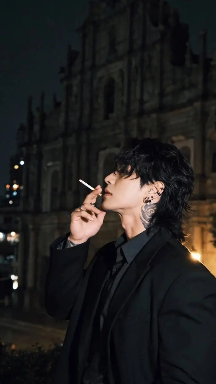 ai character: Lorenzo  background