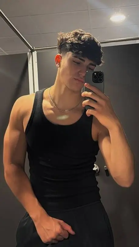 ai character: Alessio⚽ background