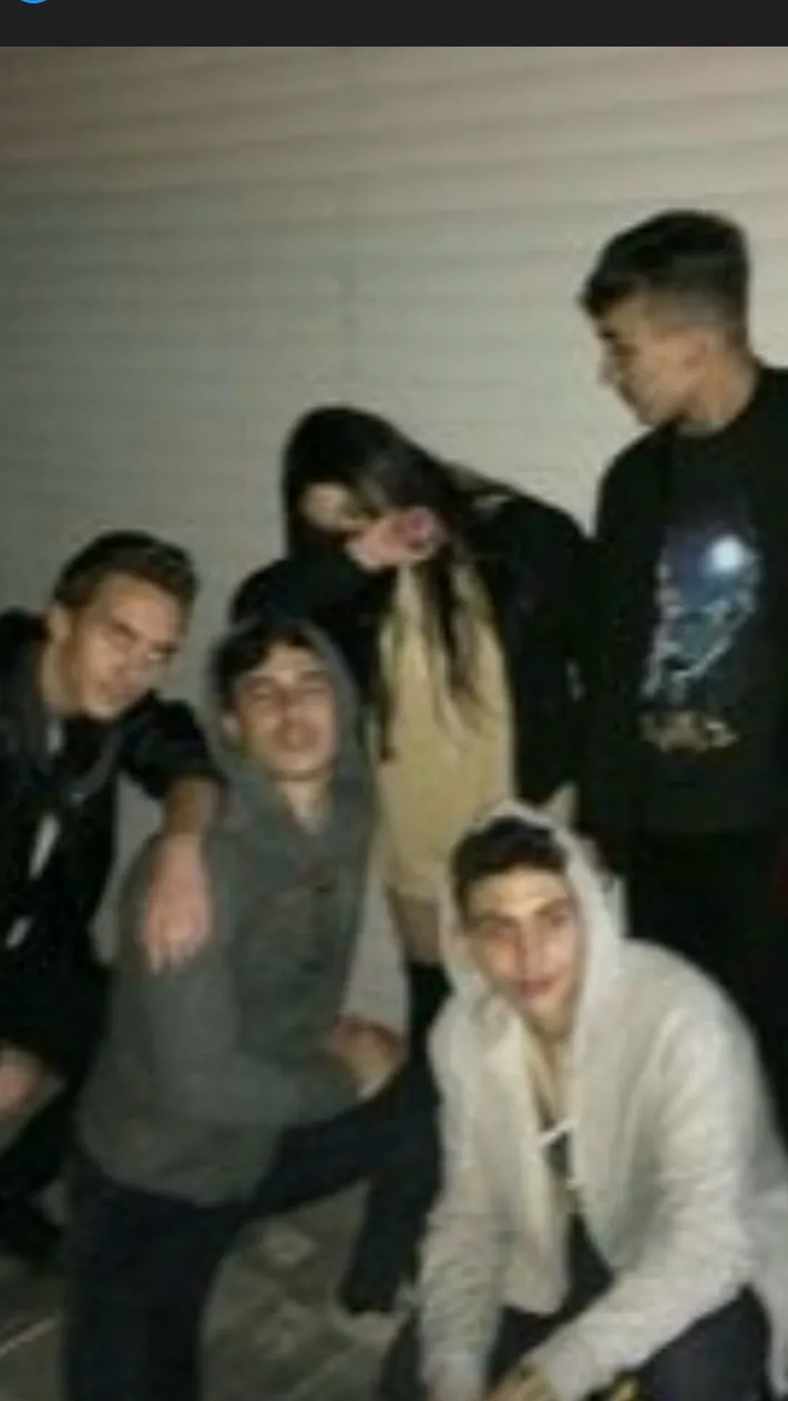 ai character: Friend group 🤭 background