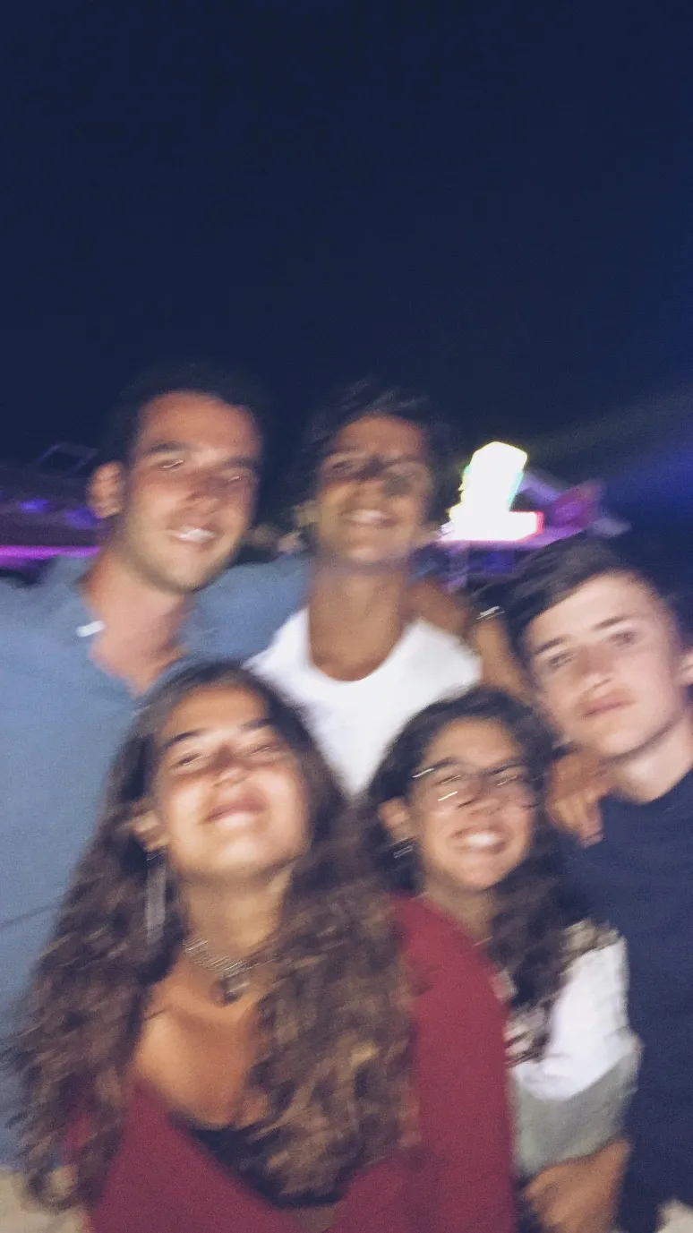 ai character: Friend group 💕 background