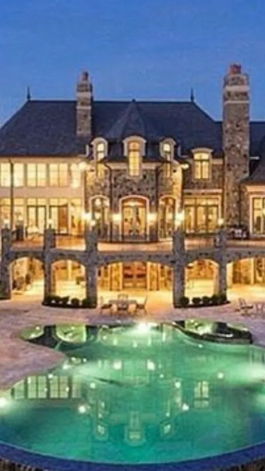 ai character: Rich family!   background